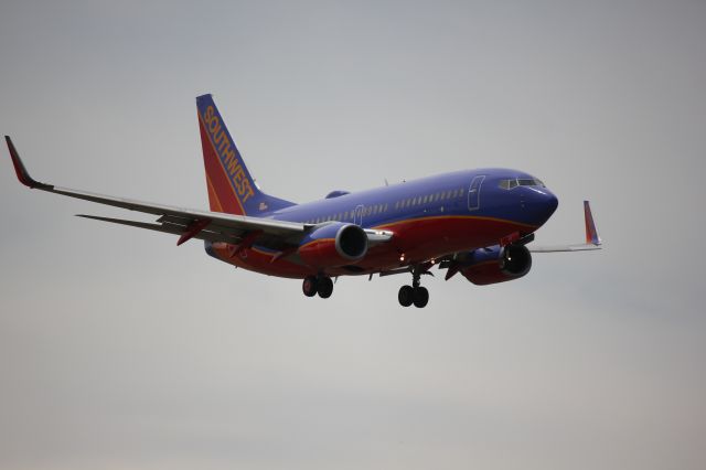 Boeing 737-700 (N915WN) - Landing 35L