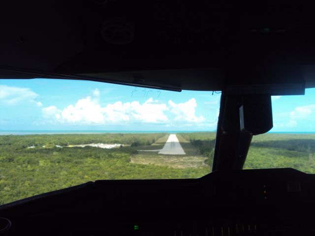 Canadair Challenger (N227CP) - SHORT FINAL RWY 09 IN BIMINI, BAHAMAS