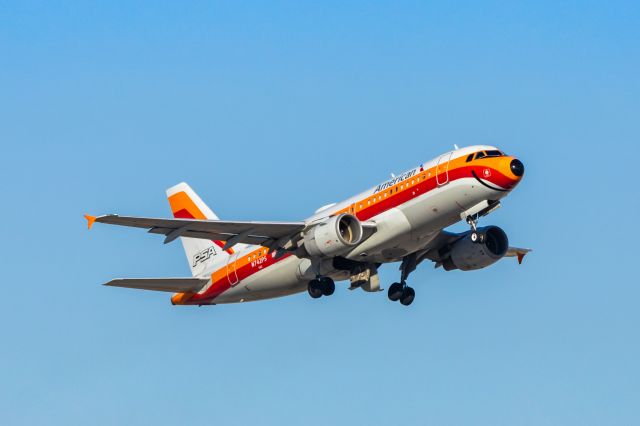 Airbus A319 (N742PS) - An American Airlines A319 in PSA retro livery taking off from PHX on 2/5/23. Taken with a Canon R7 and a Tamron 70-200 G2 lens.
