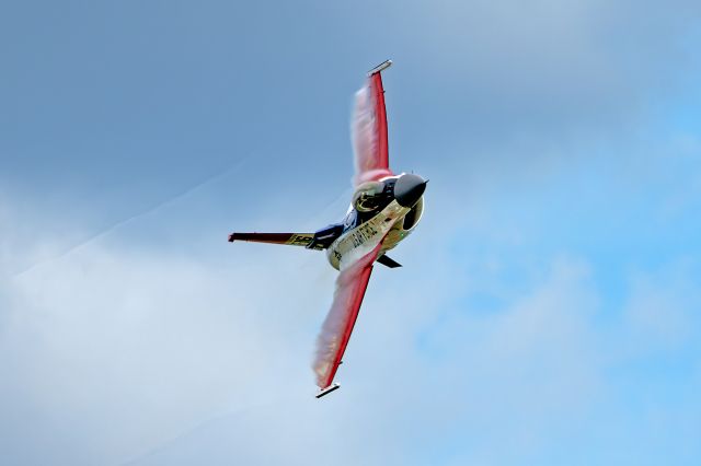 Lockheed F-16 Fighting Falcon (91-0395) - Some afternoon vapor for you from the F-16 Viper Demo Team in the YF-16 50th anniversary paint scheme Saturday, 20 Jul 2024, at Thunder Over Michigan. 