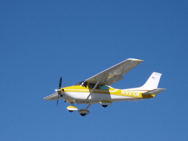 Cessna Skylane (N9910E) - Landing on RWY 24