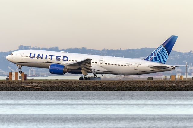 Boeing 777-200 (N226UA) - 28th January, 2024: Smokey touching down on runway 28L at SFO. 