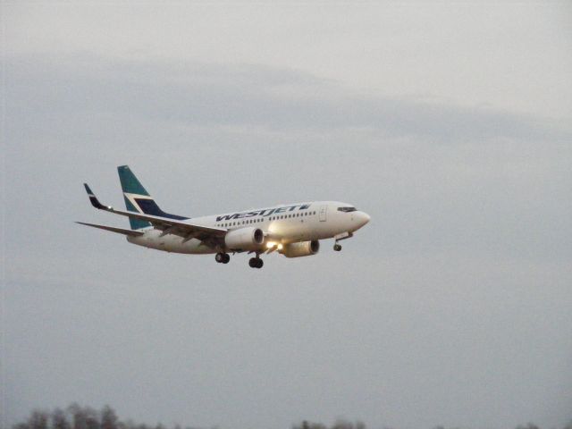 — — - west jet landing at dusk on #25 at Ottawa