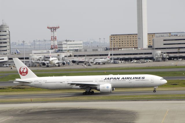 BOEING 777-300 (JA735J) - Taxing at Tokyo-Haneda Intl Airport on 2016/10/14