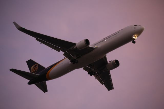 BOEING 767-300 (N342UP)