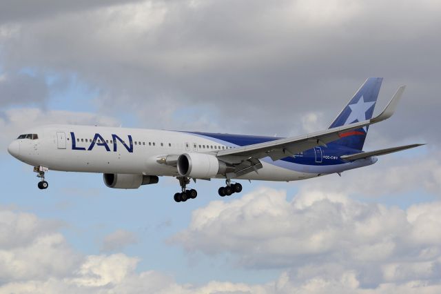 BOEING 767-300 (CC-CWY)