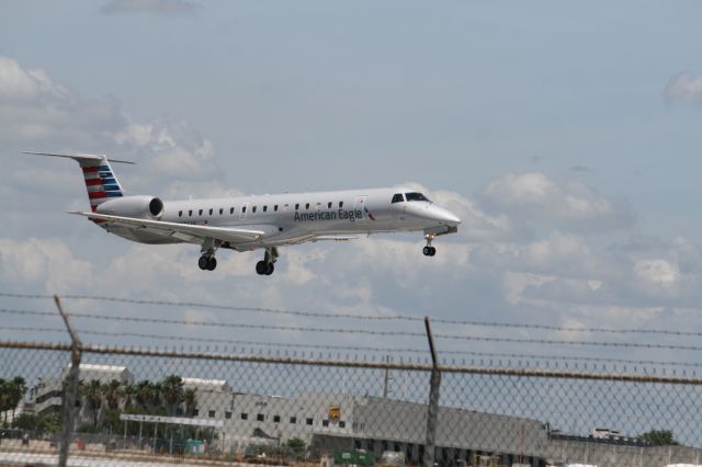 Embraer ERJ-145 (N906AE)