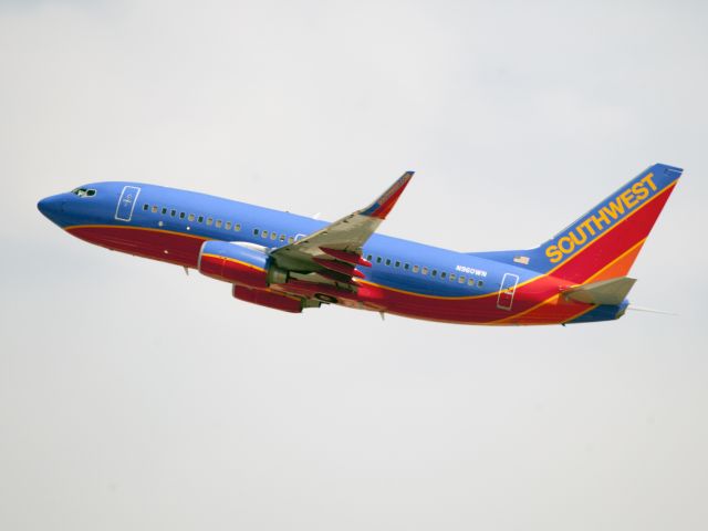 Boeing 737-700 (N960WN) - Take off on a very hot day.