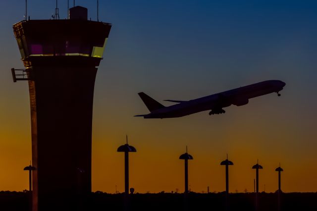 BOEING 777-300 — - A Moscow bound Singapore Airlines 777-300 departs Houston at the end of a crisp Autumn day