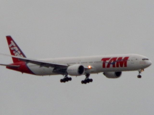 BOEING 777-300 (PT-MUC)