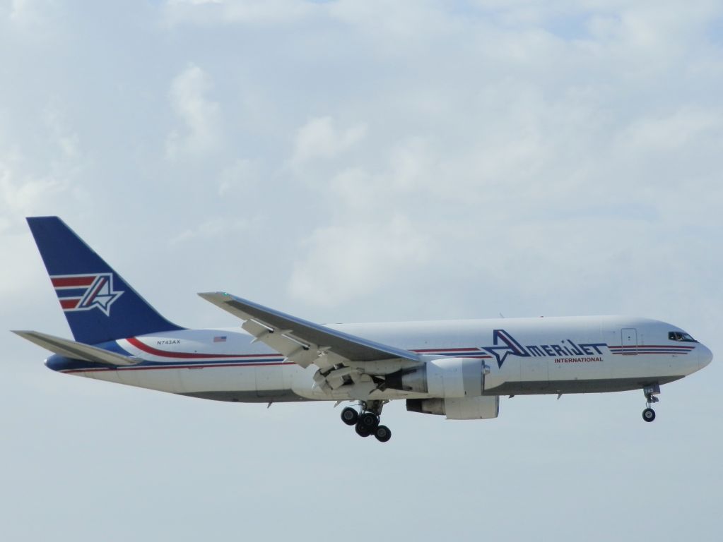 BOEING 767-200 (N743AX)