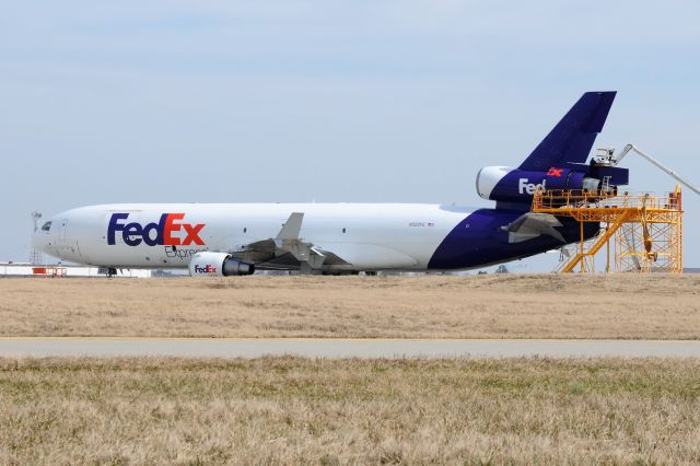 Boeing MD-11 (N522FE) - Mx on #2 engine