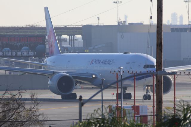 BOEING 777-300ER (B-18002)