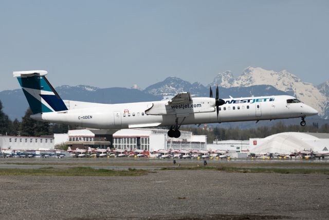 de Havilland Dash 8-400 (C-GDEN)