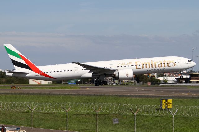 BOEING 777-300 (A6-ECF)