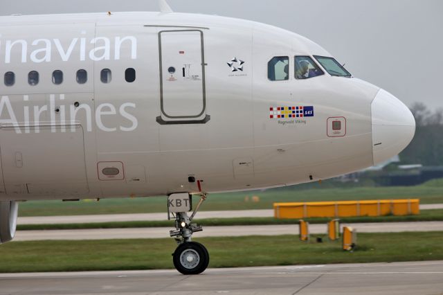 Airbus A319 (OY-KBT) - View of the front office on this A319
