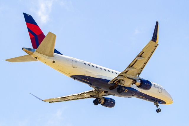 Embraer 175 (N287SY)