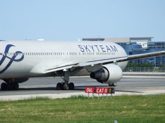 BOEING 767-300 (EI-DBP) - I agree with Emille, great colour scheme the Skyteam gang has!