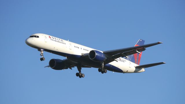 Boeing 757-200 (N757AT) - DAL2624 from KSLC on final to Rwy 34C on 2/23/15. (ln 47 / cn 23127).