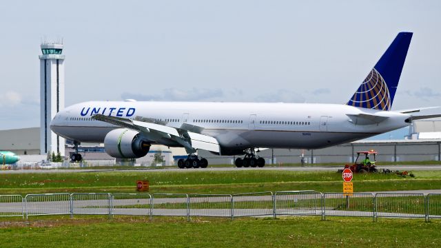 BOEING 777-300 (N2140U) - BOE760 landing on Rwy 34L to complete a C1 flight on 5.9.17. (ln 1489 / cn 62651).