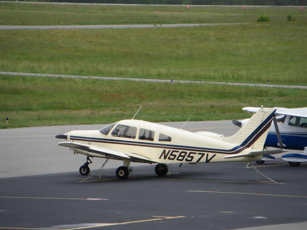 Piper Cherokee (N5857V)