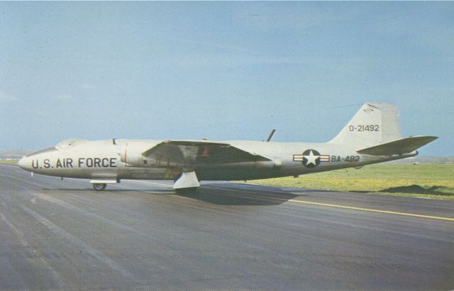 ENGLISH ELECTRIC Canberra (02-1492) - scanned from postcardbr /RB-57A Canberra