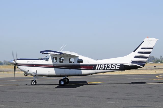 Cessna Centurion (N913SE) - Cessna Centurion taxiing out to runway three-zero for take-off at Merced Regional Airport (KMCE)