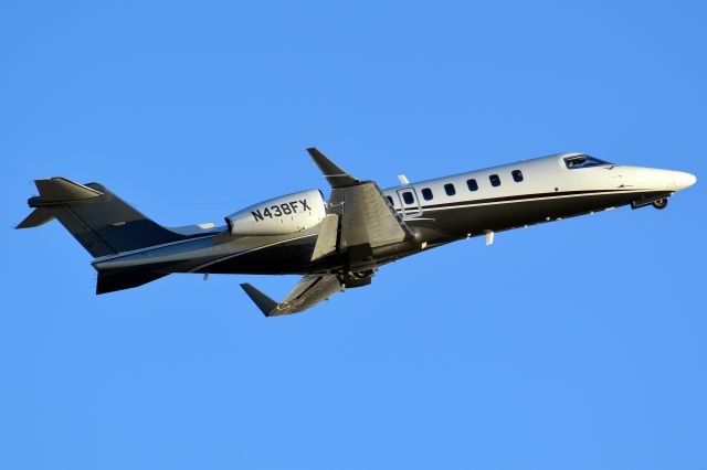 Learjet 40 (LXJ438)