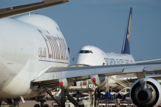 Boeing 747-400 (N415MC)