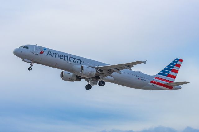 Airbus A321 (N173US) - An American Airlines A321 taking off from PHX on 2/13/23, the busiest day in PHX history, during the Super Bowl rush. Taken with a Canon R7 and Canon EF 100-400 II L lens.