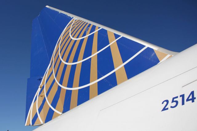 Boeing 777-200 (N214UA)