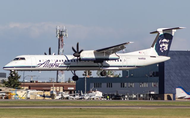 de Havilland Dash 8-400 (N445QX)