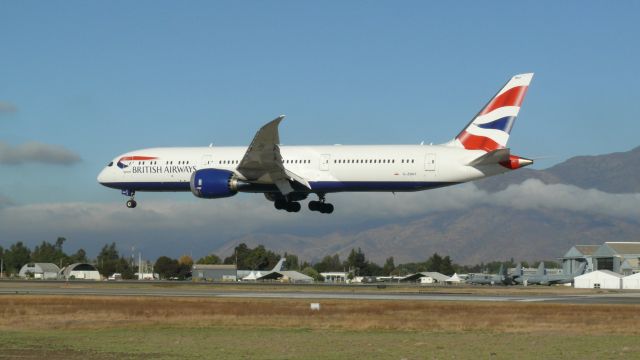 Boeing 787-8 (G-ZBKF) - FOTO SPOTTER JULIO VILLARROEL, AEROPUERTO ARTURO MERINO BENITEZ, SANTIAGO DE CHILE 