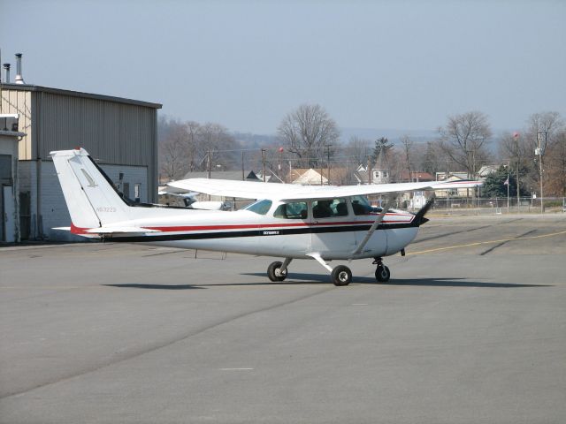 Cessna Skyhawk (N53223) - Taxiing out to go home