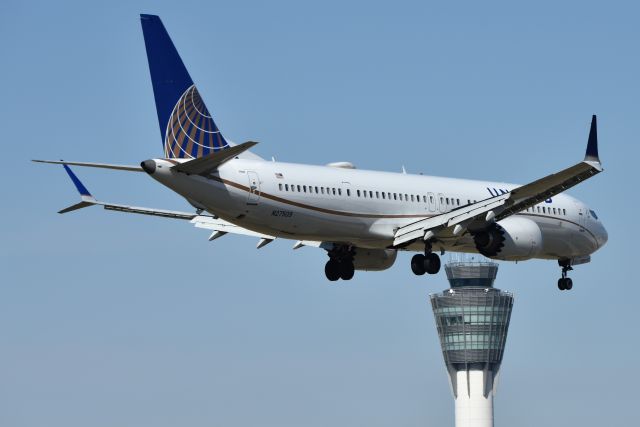 Boeing 737 MAX 9 (N27509) - Old color Max landing 5-R