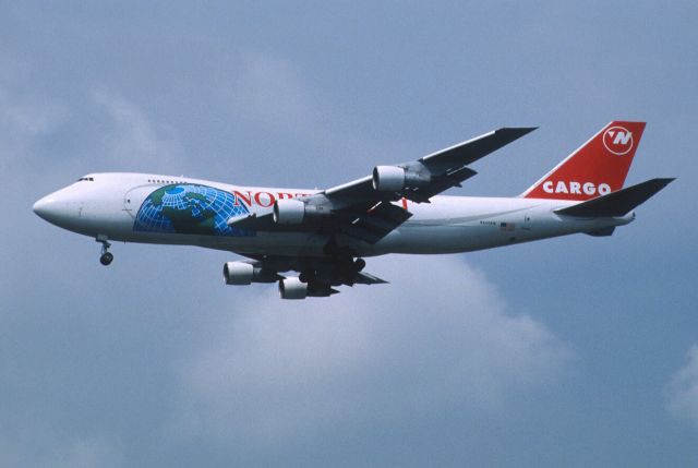 Boeing 747-200 (N645NW) - Final Approach to Narita Intl Airport Rwy34L on 2001/05/29