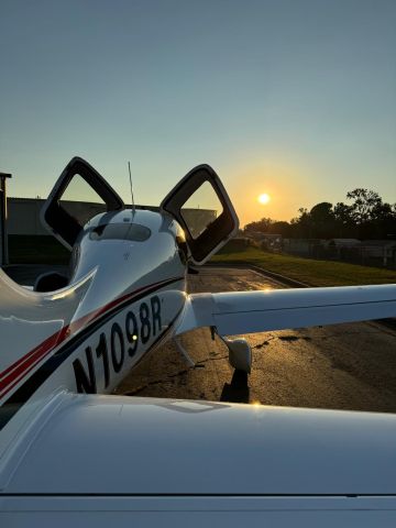 Cirrus SR-22 (N1098R)