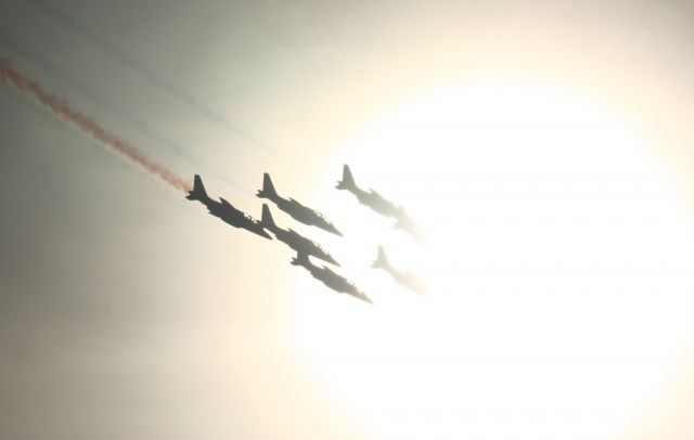 — — - Meeting de Roanne patrouille de France dans le soleil