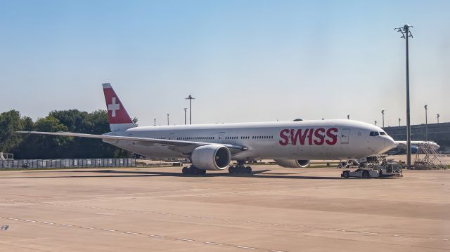 BOEING 777-300ER (HB-JND)
