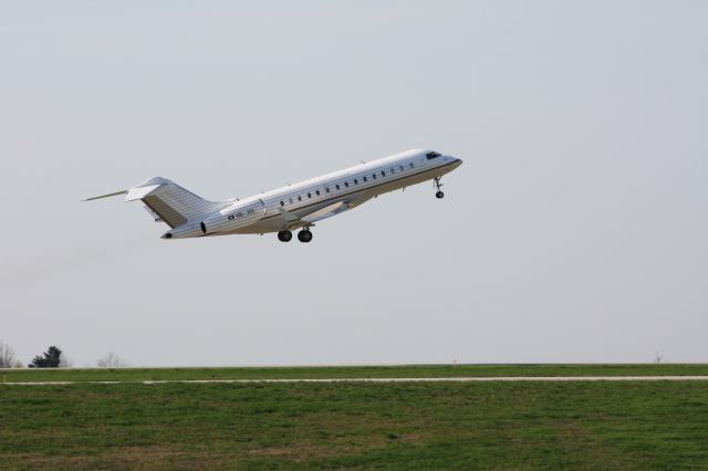 Bombardier Global Express (HB-JGE) - Rare visitor to KLEX