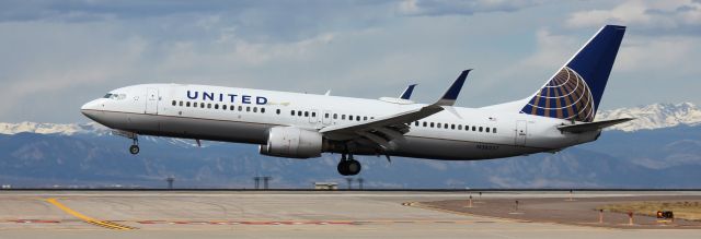 Boeing 737-800 (N38257) - Landing on 16L.