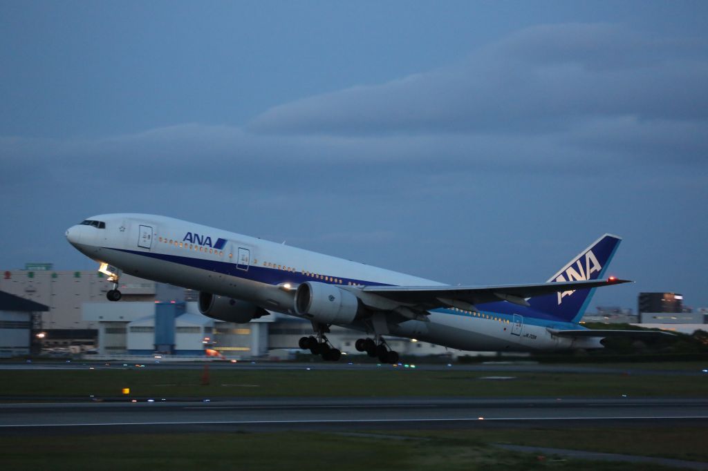 Boeing 777-200 (JA701A)