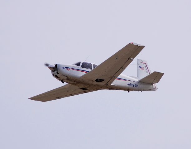 Mooney M-20 (N6924U) - Departing EAA Airventure/Oshkosh on 25 July 2012.