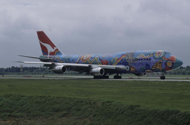 BOEING 747-300 (VH-EBU) - Taxing at Narita Intl Airport on 1998/05/06 " Nalanji Dreaming c/s "