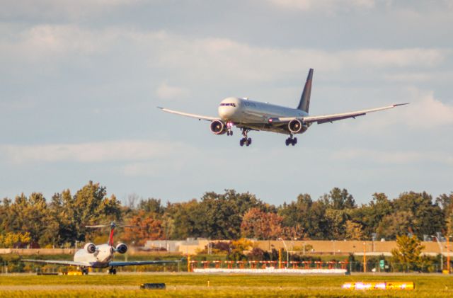 BOEING 767-400 (N828MH) - Delta 767-400 N828MH on final while a Delta connection CRJ-900 N279PQ holds short.