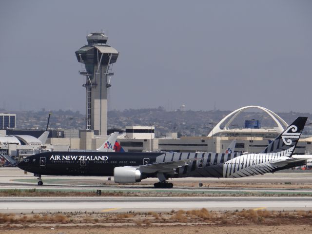 BOEING 777-300ER (ZK-OKQ)