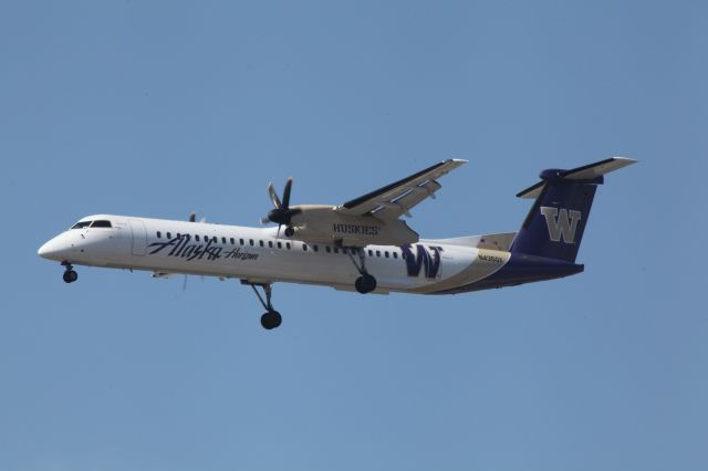 de Havilland Dash 8-400 (N435QX)