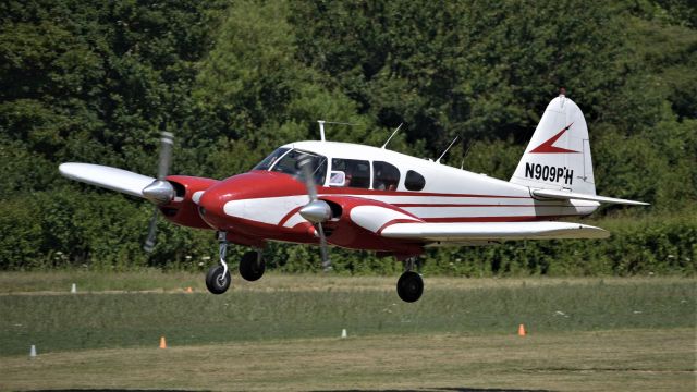 Piper Apache (N909PH)