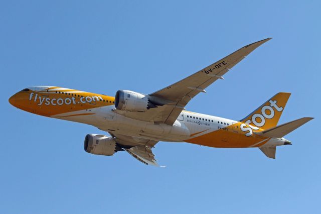 Boeing 787-8 (9V-OFE) - 成田さくらの山で撮影
