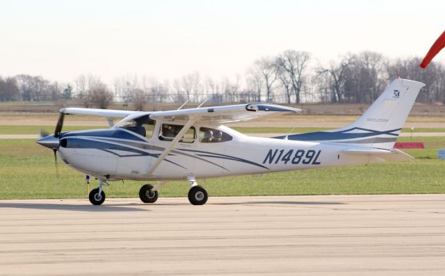 Cessna Skylane (N1489L) - 12 November 2020 Saw this nice Cessna 182 owned by Business Men's Flying Club make a landing out here in Rock Falls, Illinoisbr /Gary C. Orlando Photo 